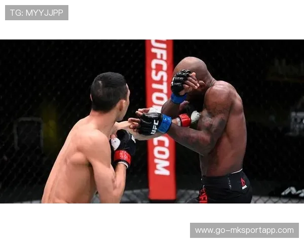 UFC选手兴奋到摔倒引全场笑，令人捧腹的一刻